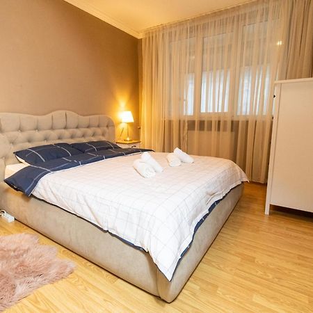 Central Apt. Near Afi Mall, 5 Mins To The Old Town By Car Apartment Brasov Bagian luar foto