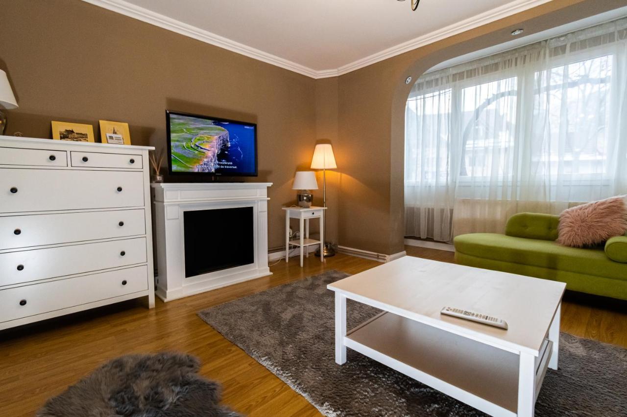 Central Apt. Near Afi Mall, 5 Mins To The Old Town By Car Apartment Brasov Bagian luar foto