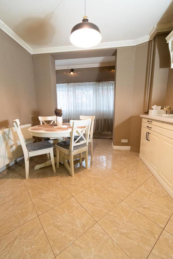 Central Apt. Near Afi Mall, 5 Mins To The Old Town By Car Apartment Brasov Bagian luar foto