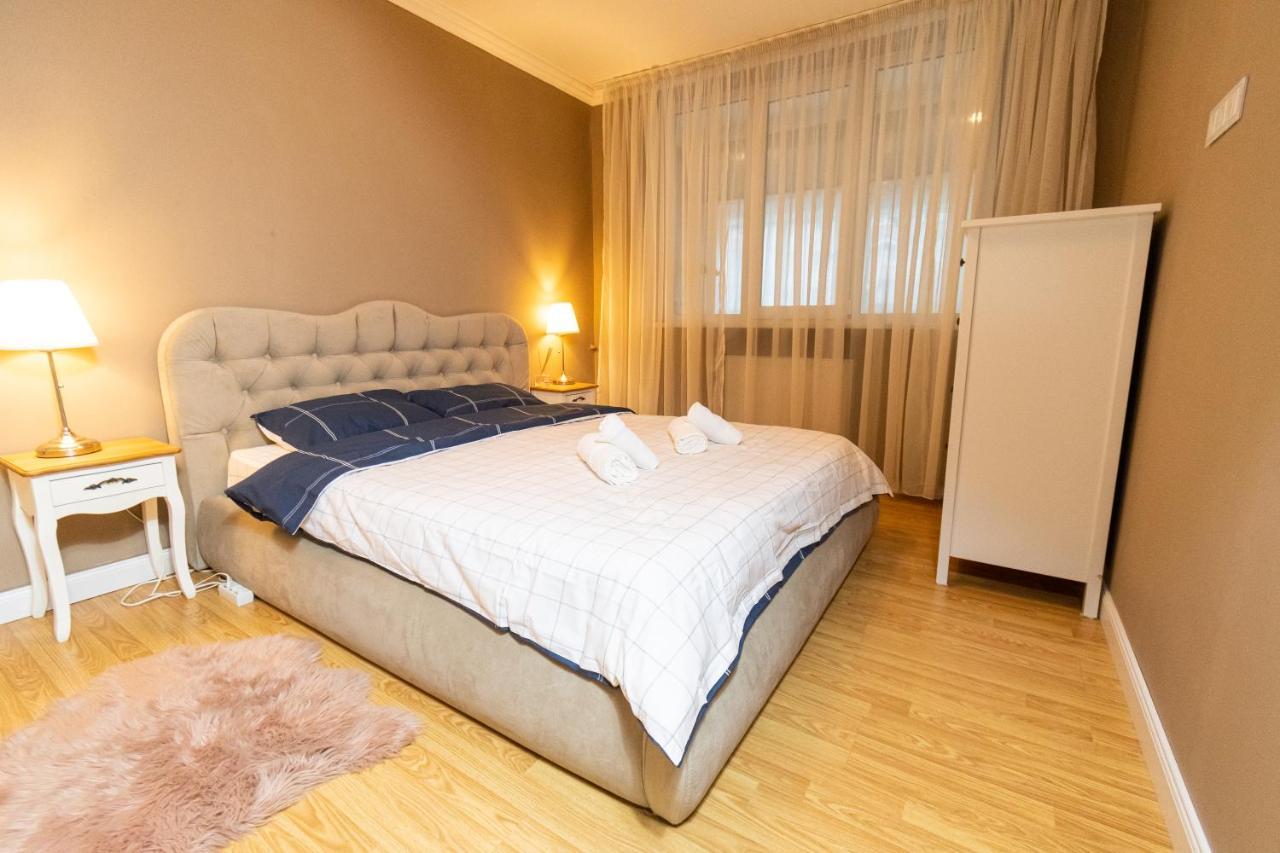 Central Apt. Near Afi Mall, 5 Mins To The Old Town By Car Apartment Brasov Bagian luar foto