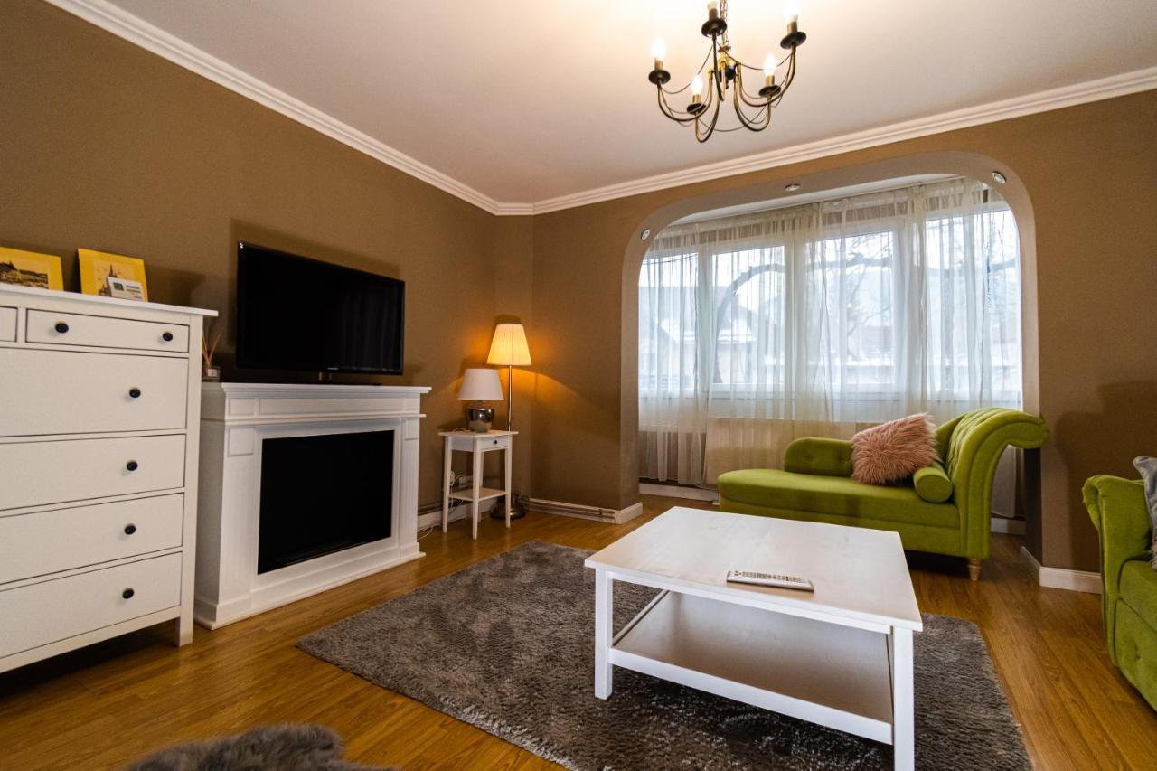 Central Apt. Near Afi Mall, 5 Mins To The Old Town By Car Apartment Brasov Bagian luar foto