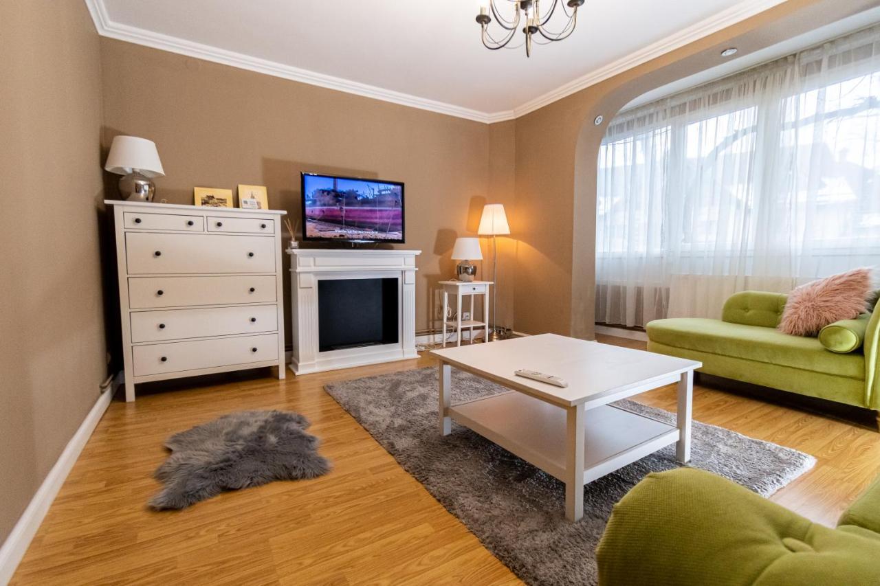 Central Apt. Near Afi Mall, 5 Mins To The Old Town By Car Apartment Brasov Bagian luar foto