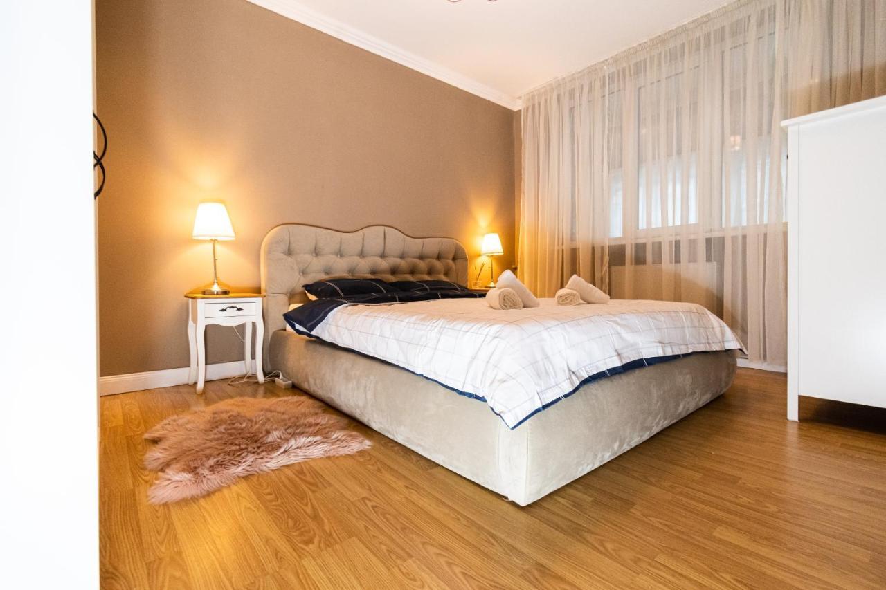 Central Apt. Near Afi Mall, 5 Mins To The Old Town By Car Apartment Brasov Bagian luar foto
